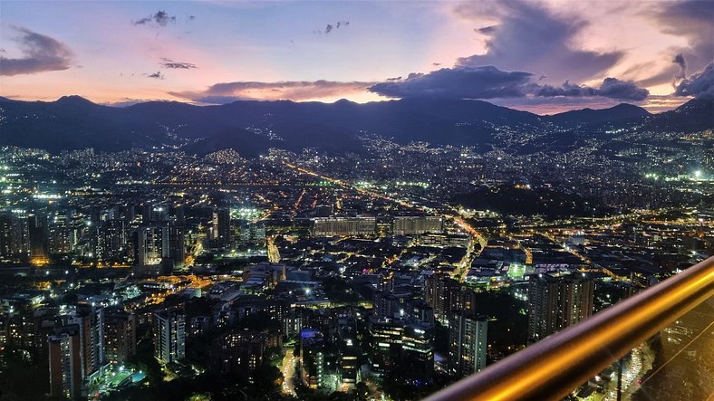 Encanto Panorámico Medellín desde un gran balcón