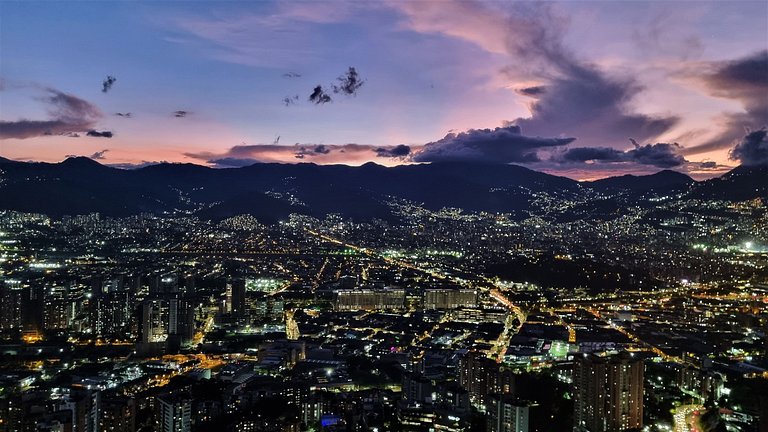 Encanto Panorámico Medellín desde un gran balcón