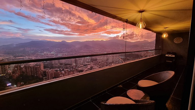 Encanto Panorámico Medellín desde un gran balcón