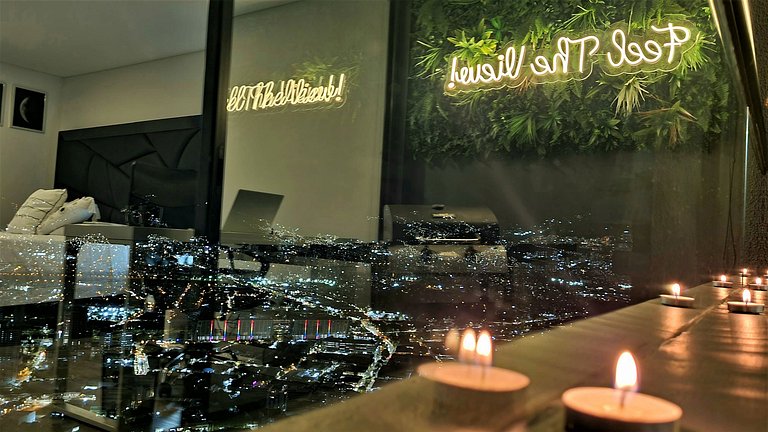 Encanto Panorámico Medellín desde un gran balcón