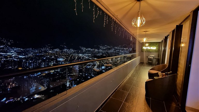 Encanto Panorámico Medellín desde un gran balcón