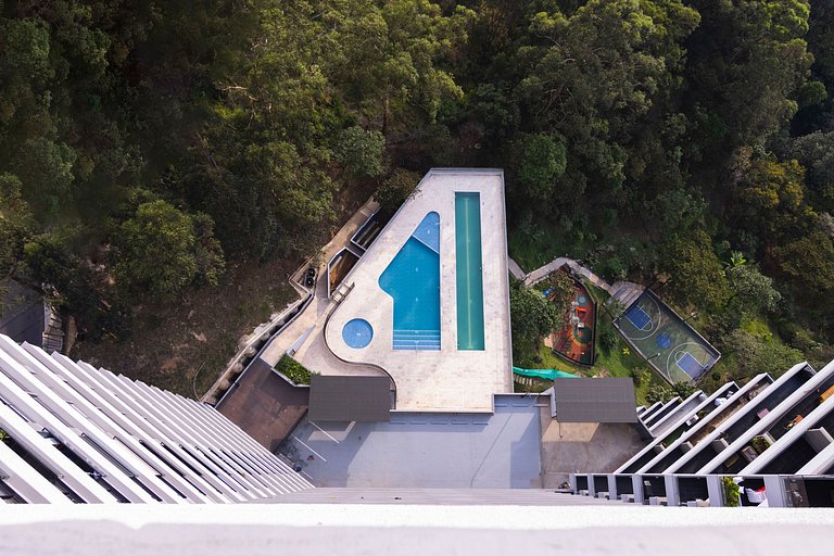 Encanto Panorámico Medellín desde un gran balcón