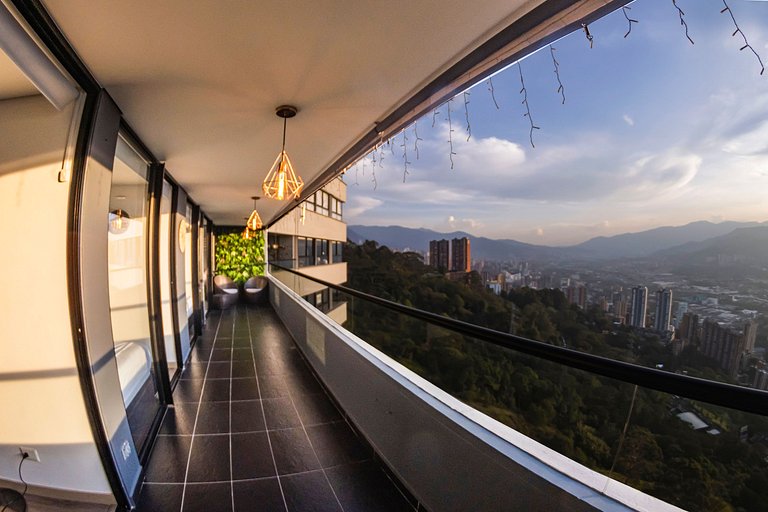 Encanto Panorámico Medellín desde un gran balcón